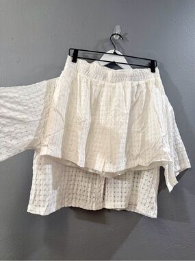 NWOT. White Textured Elastic-Waist Women's Short Set